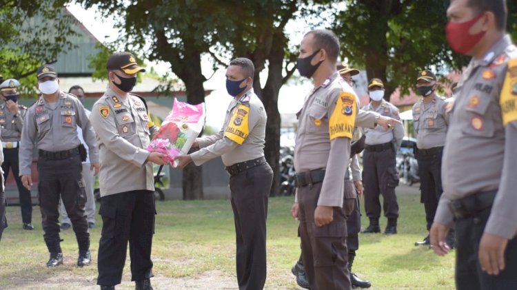 Penyerahan Bansos oleh Bapak Kapolres Lembata   Kepada Para Bhabinkamtibmas dan Para Kapolsubsektor serta Anggota Polsubsektor Guna Diberikan Kepada Masyarakat di Wilayah Masing- Masing