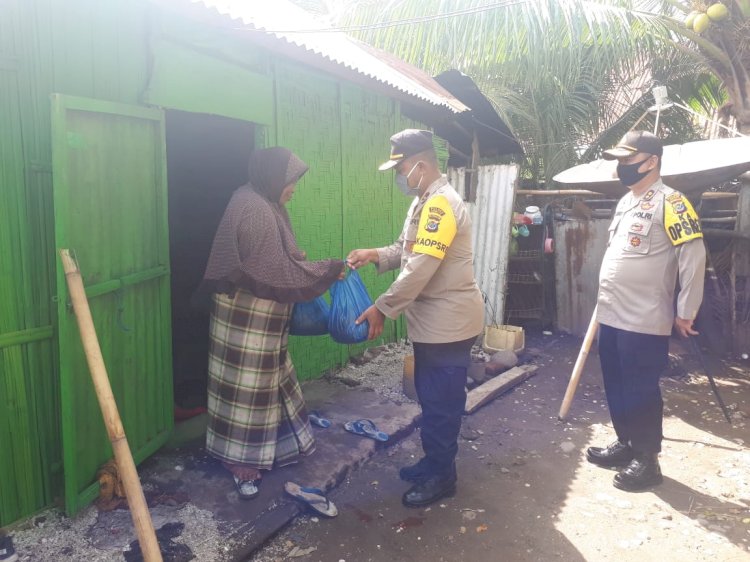 Pembagian Bansos Secara Simbolis Oleh Kapolres Lembata Kepada Warga Kurang Mampu Dalam Masa Pandemi Covid 19 di Wilayah Kab.Lembata