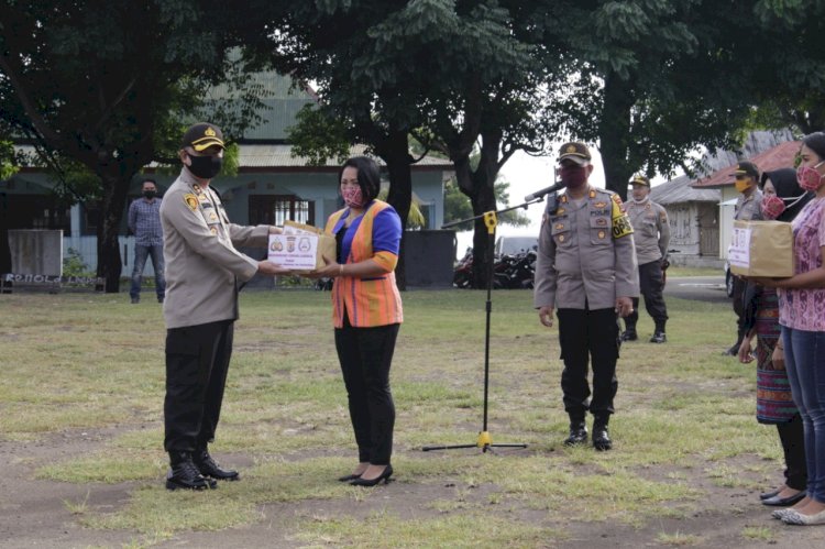 Bhayangkari Cabang Polres Lembata memberikan bantuan 100 paket kesehatan Kepada Anggota Polres Lembata