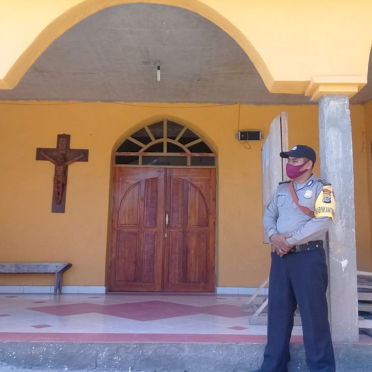 Anggota Personil Bhabinkamtibmas Lakukan Patroli Dan Monitoring Di Gereja.