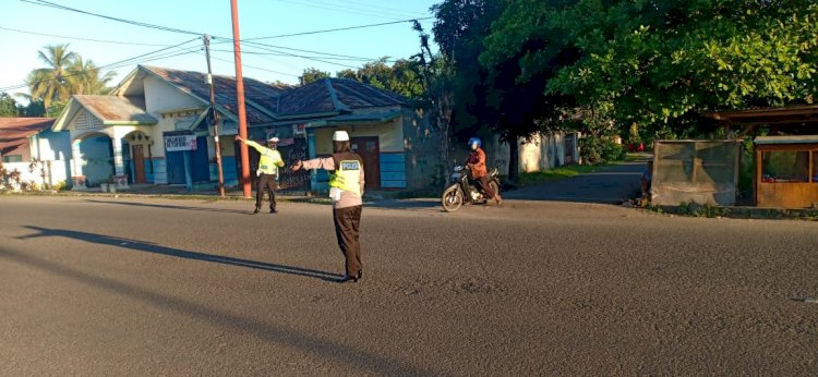 Di Tengah Pandemi COVID-19, Personel Sat Lantas Polres Lembata Tetap Rutin Pengaturan Lalu Lintas Pagi