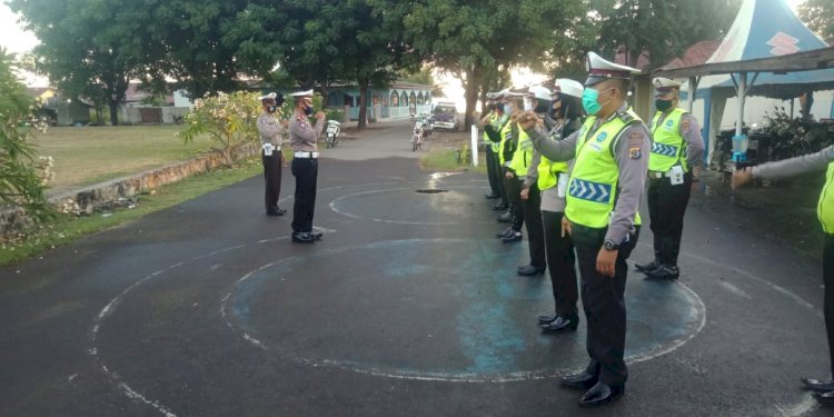 Di Tengah Pandemi COVID-19, Personel Sat Lantas Polres Lembata Tetap Rutin Pengaturan Lalu Lintas Pagi