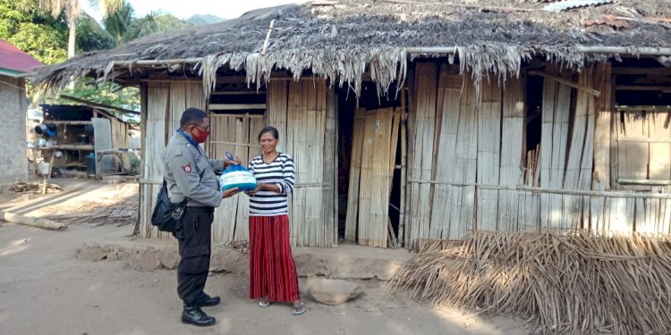 Dalam Rangkat Hari Bhayangkara Ke-74, Polres Lembata Melalui Bhabinkamtibmas, Melaksanakan Giat Bansos Berupa Pemberian Beras Mabes Polri.