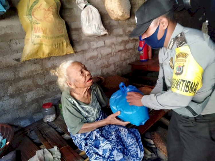 Menyambut Hari Bhayangkara Ke-74, Bhabinkamtibmas Desa Kalikur Bagikan Sembako.