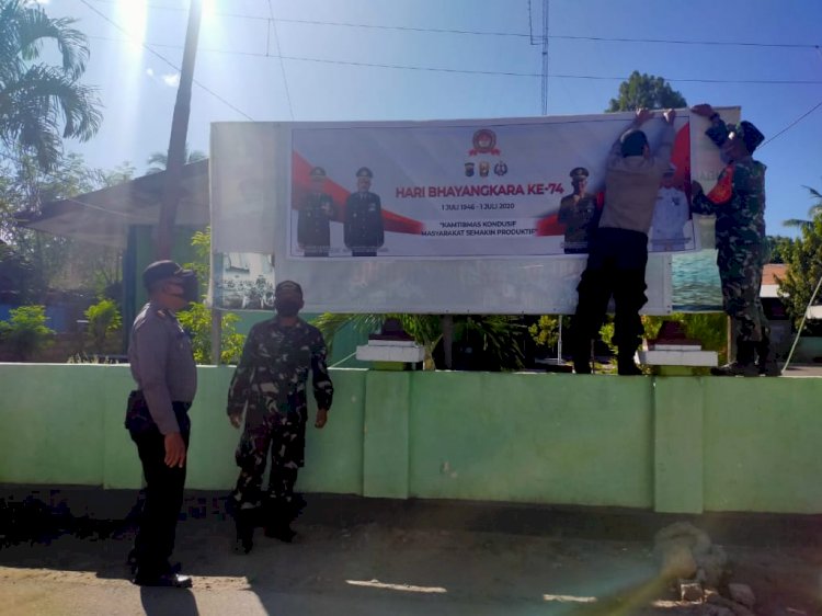 Wujud Sinergitas TNI-POLRI, Koramil 1624-03 Lewoleba Pasang Spanduk Hari Bhayangkara Ke-74.