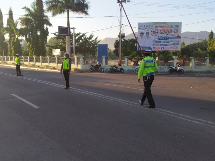 Jelang Hari Bhayangkara Ke-74, Sat Lantas Polres Lembata Rutin Lakukan Giat Strong Point Di Pagi Hari