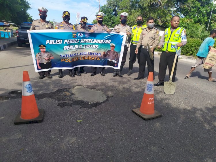 Dalam Rangka Hari Bayangkara Ke-74, Kapolres Lembata Lakukan Giat Penambalan Jalan Yang Berlubang