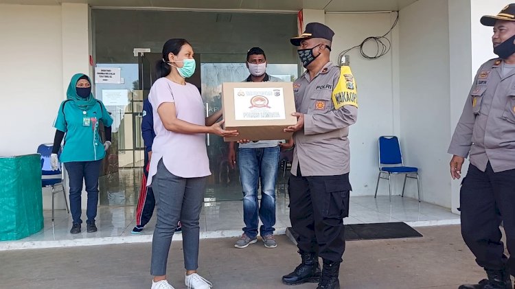 Menyongsong Hari Bhayangkara Ke-74, Polres Lembata Serahkan Bantuan Alat Pelindung Diri (APD) Untuk Puskesmas Waipukang