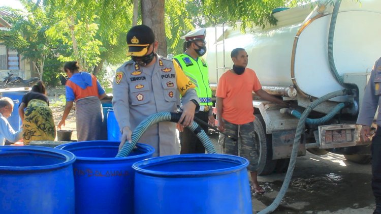 Memperingati Hari Bhayangkara Ke-74, Polres Lembata Lakukan Bansos Pembagian Air Bersih Di Desa Palilolon Dan Desa Dulitukan Kecamatan Ileape Kab. Lembata