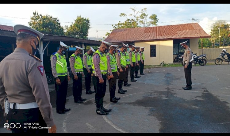 Kasat Lantas Polres Lembata Pimpin  Giat Rutin Strong Point Di Pagi Hari.