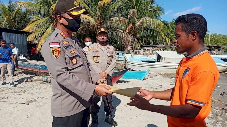 Peduli Sosial, Kapolres Lembata Bantu Warga Yang Terdampak Bencana Angin Kencang