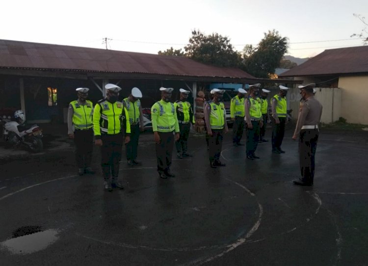 Pelayanan Kepada Masyarakat Di Pagi Hari, Sat Lantas Polres Lembata Lakukan Pengaturan Lalu Lintas Di Era Adaptasi Kebiasaan Baru.