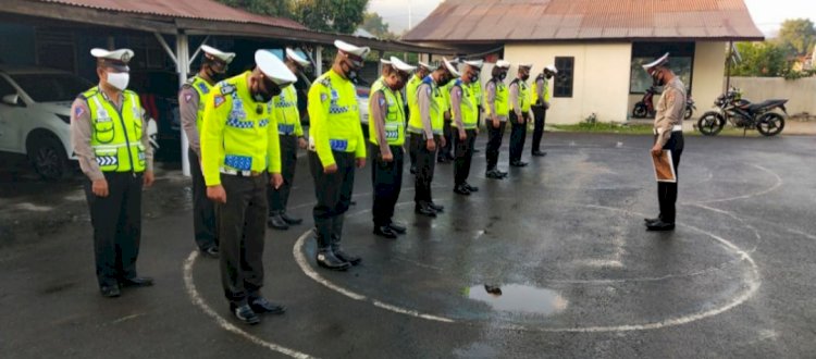 Anggota Sat Lantas Polres Lembata Rutin Laksanakan Strong Point Di Pagi hari Guna Melancarkan Aktifitas Pengguna Jalan Untuk Keselamatan Kita Bersama.