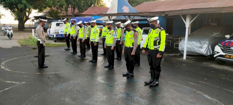 Anggota Sat Lantas Polres Lembata Laksanakan Pengaturan Pagi.