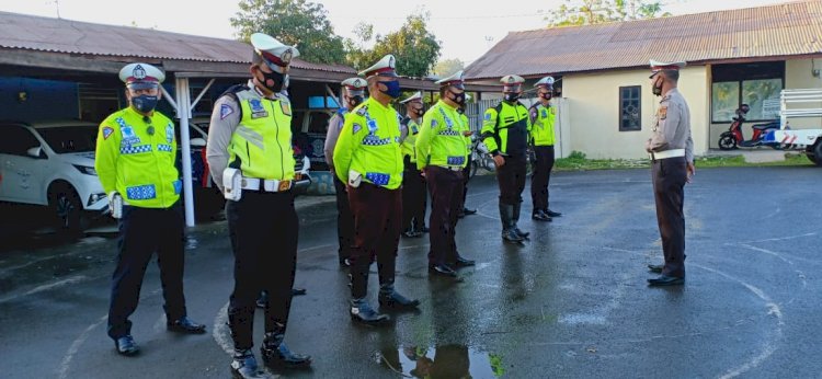 Kasat Lantas Polres Lembata Pimpin Pelaksanaan Pengaturan Pagi.