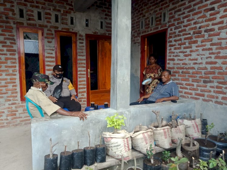 Hadapi Era Adaptasi Kebiasaan Baru, Bhabinkamtibmas Bripka Abdul Azis Mansur Sambang Di Desa Binaan Sampaikan Pesan Kamtibmas