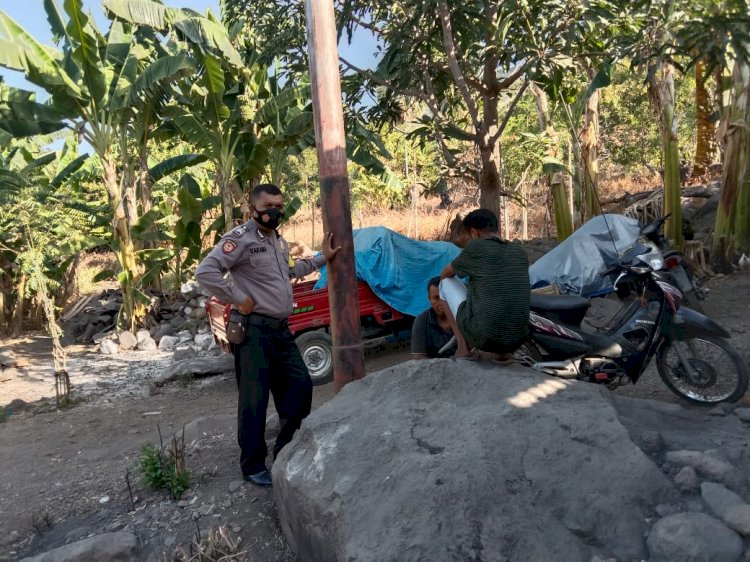Bripka Karama S. Amang Bako Sambang Kamtibmas, Terus Sosialisasi Protokol Kesehatan Dan Karhutla Di Era Adaptasi Kebiasaan Baru Ke Warga Desa Binaannya.