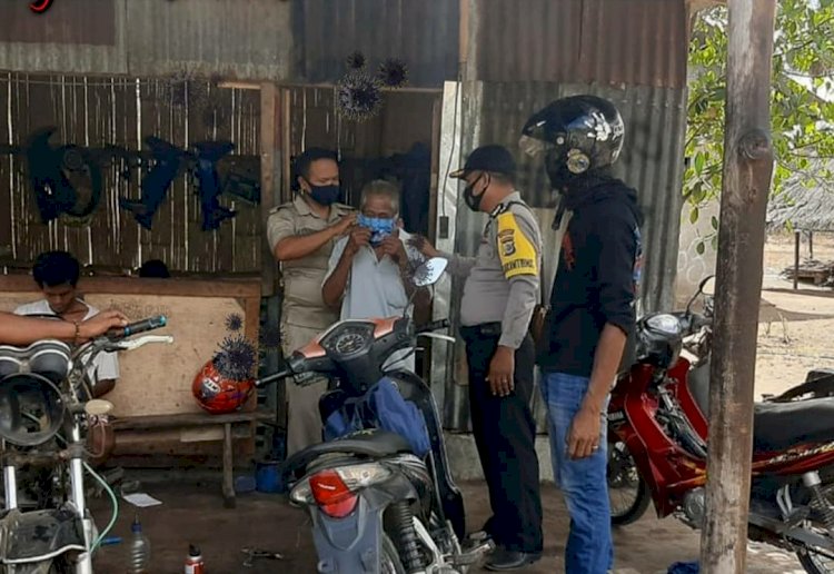 Bhabinkamtibmas Aipda Socherman Eduard Laksanakan Operasi Yustisi Penertiban Penggunaan Masker.