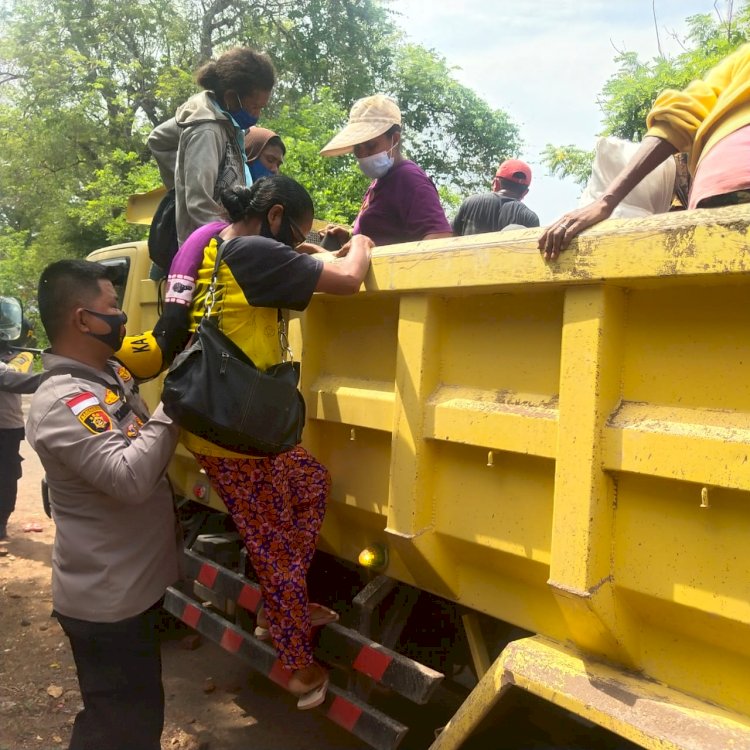 Erupsi Gunung Ile Lewotolok Polres Lembata bersama Pemda Kabupaten Lembata Evakuasi Warga.