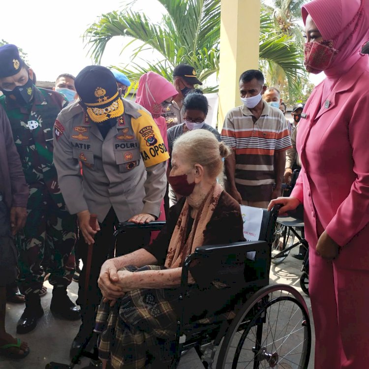 Kapolda NTT dan Danrem 161 Wirasakti Kupang Bersama Rombongan Meninjau  Pos Pantau Gunung Api Ile Lewotolok Desa Laranwutun Kec. Ile Ape Kab. Lembata