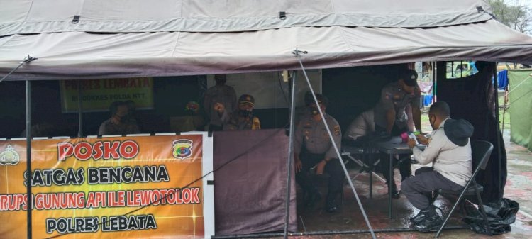 Kapolres Lembata melakukan pengecekan serta pemantauan di setiap posko pengamanan Polri Pasca Erupsi Gunung Ile Lewotolok