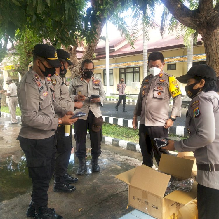 Tingkatkan Kewaspadaan Terhadap Penyebaran Covid-19, Kapolres Lembata Bagikan Masker Untuk Personil Polres Lembata