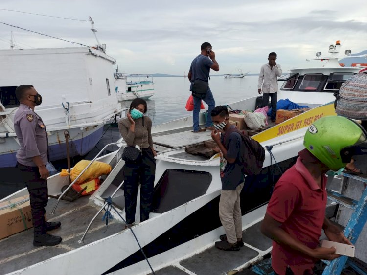 KP3 LAUT LAKUKAN PEMANTAUAN KELUAR MASUK KAPAL DI PELABUHAN LAUT LEWOLEBA.