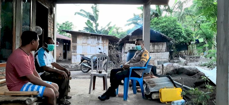 Patroli Sambang, Bhabinkamtibmas Desa wulandoni Selipkan Pesan Kamtibmas