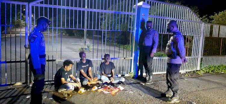 Patroli Malam,Sat Sabhara Polres Lembata Imbau Warga Patuhi Protokol Kesehatan