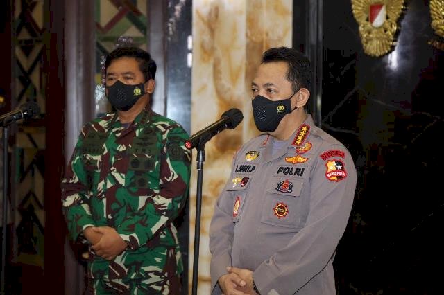 Pantau Prokes, Panglima TNI dan Kapolri Bagikan Masker di Pasar Tanah Abang