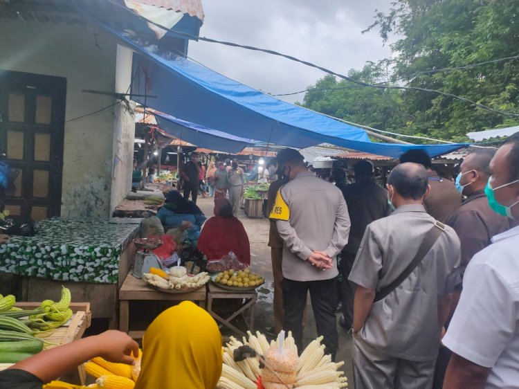 Polres Lembata bersama Pemkab Lembata Bagikan Masker dan Pantau Kegiatan Masyarakat di Pasar