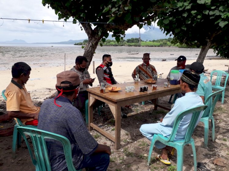 Melalui Giat Sambang, Bhabinkamtibmas Desa Kolipadan, Kec. Ile Ape, kab. Lembata Himbau Protokol Kesehatan Dan Harkamtibmas