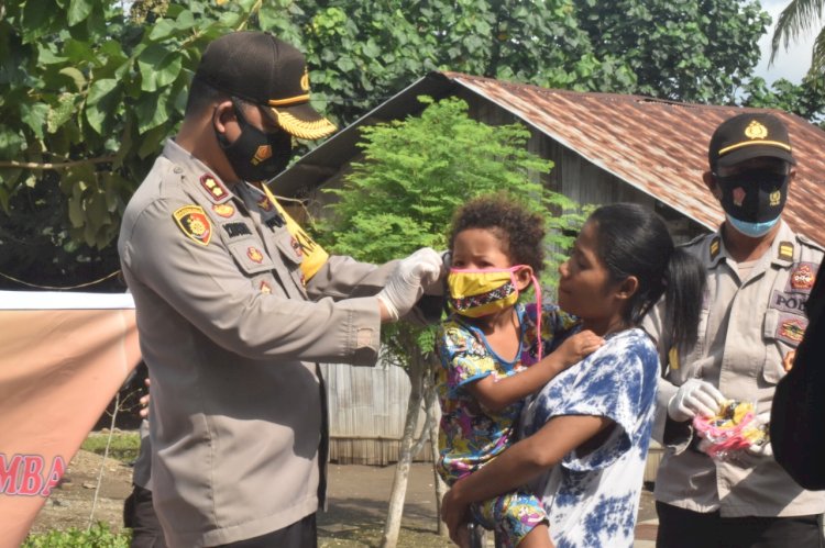 Sukseskan PPKM ( Pemberlakuan Pembatasan Kegiatan Masyarakat ), Kapolres Lembata Pimpin Giat Pembagian Masker Dan Semprot Disinvektan