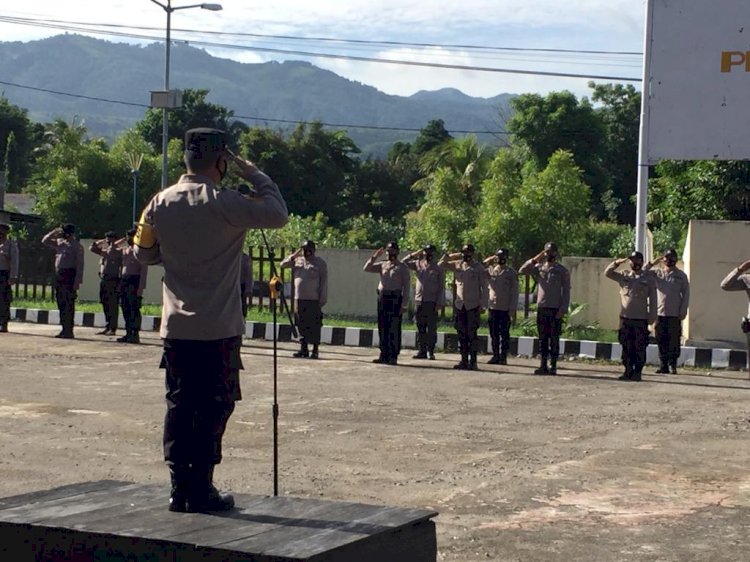 Kapolres Lembata Berikan Penghargaan Kepada 3 Personil Berprestasi