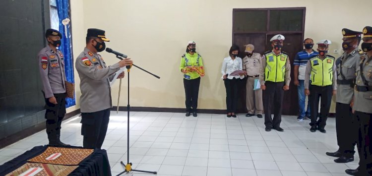 Kapolres Lembata Pimpin Upacara Serah Terima Jabatan Di Lingkungan Polres Lembata