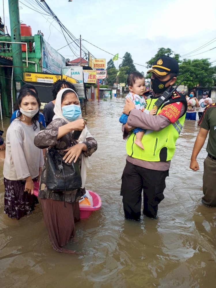 Wujud Negara Hadir, Personel TNI-Polri Dikerahkan Bantu Korban Banjir