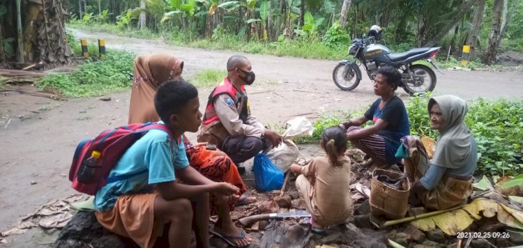 Bhabinkamtibmas Desa Wailolong, Kec.Omesuri, Kab.Lembata Bripka Firmon Tamonob melakukan giat patroli dan sambang warga masyarakat dusun swarlaleng