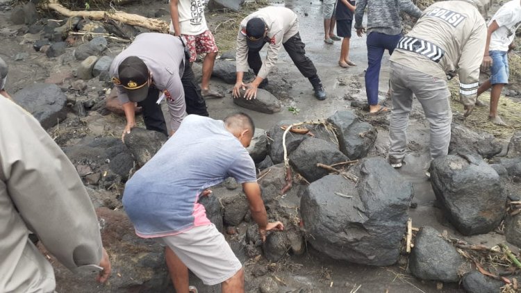 Tanggap Bencana Kapolres Lembata bersama Personil Polres Lembata Evakuasi Warga dan Pencarian Korban.