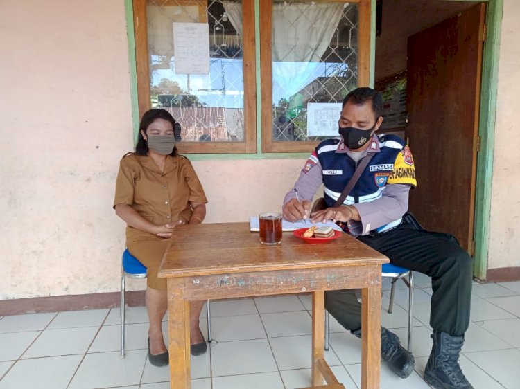 Bhabinkamtibmas Desa Nogodoni Kecamata Atadei, Kabupaten Lembata Provinsi Nusa Tenggara Timur Bripka Philipus Keraf melakukan Monitoring pelaksanaan Ujian Sekolah (US) SDK Kalikasa yang berada di Desa Katakeja