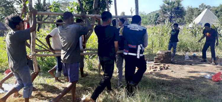 Bhabinkamtibmas Desa Lamaau Kecamatan Ile Ape Timur Kabupaten Lembata Aipda Maxsi Y. Siokai melakukan monitoring di Desa Binaannya