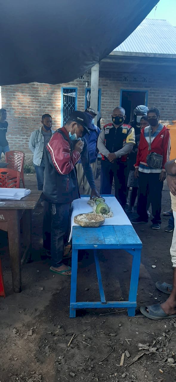 Bhabinkamtibmas Desa Lamaau Kecamatan Ile Ape Timur Kabupaten Lembata Aipda Maxsi Y. Siokain memghadiri sekaligus melakukan pengamanan terhadap proses atau persiapan Ritual Adat di Desa Waimatan