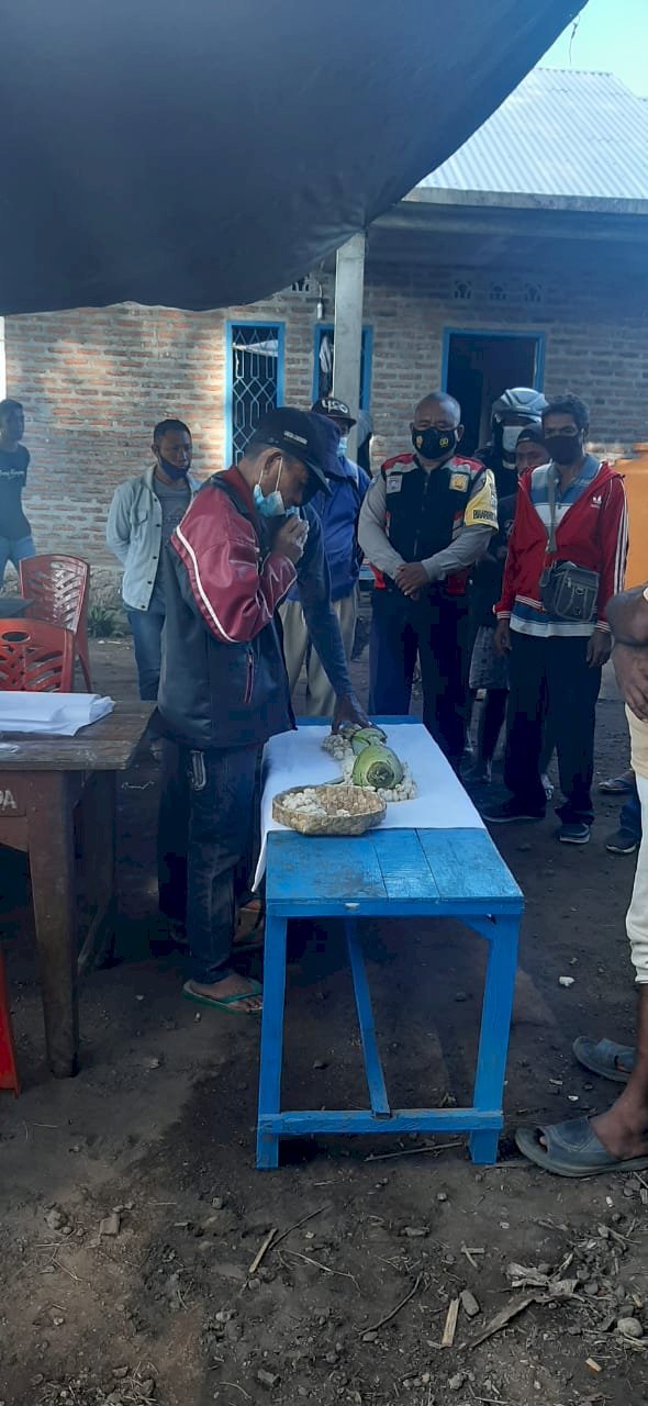 Bhabinkamtibmas Desa Lamaau Kecamatan Ile Ape Timur Kabupaten Lembata  Aipda Maxsi Y. Siokain memghadiri sekaligus melakukan pengamanan terhadap proses atau persiapan Ritual Adat di Desa Waimatan