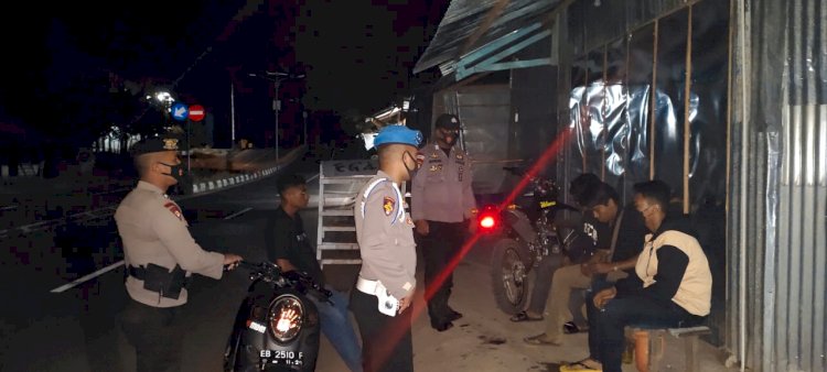 ANGGOTA POLRES LEMBATA LAKUKAN HAL INI KEPADA PARA PEMUDA YANG BERKUMPUL DAN MELANGGAR PROKES