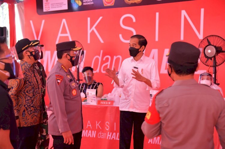 Presiden Jokowi Tinjau Vaksinasi Massal Jelang HUT Bhayangkara ke-75