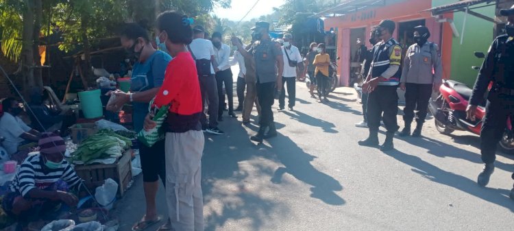 Kapolsek Omesuri Tertibkan Penggunaan Masker Dan Penerapan PPKM Mikro Di Pasar Balauring.