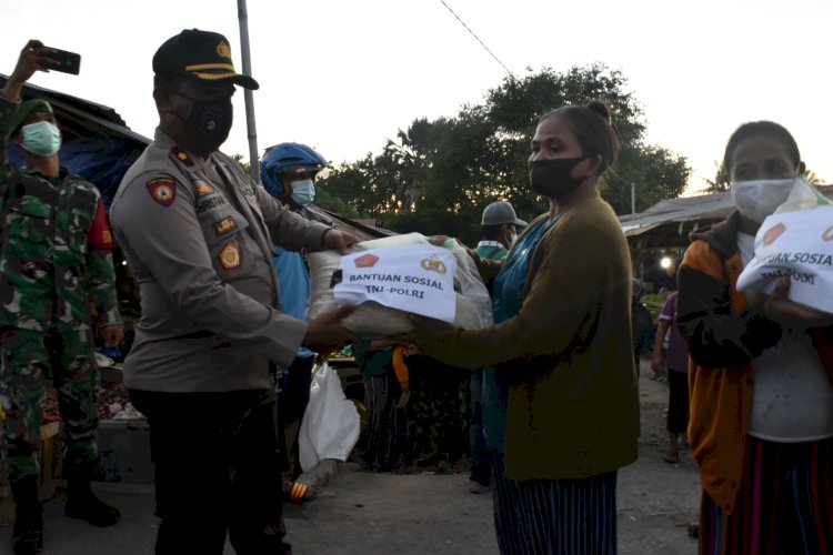 TNI-POLRI Bagikan 150 Karung Beras Dalam Rangka PPKM Dampak Covid-19 di Wilayah Kab. Lembata.