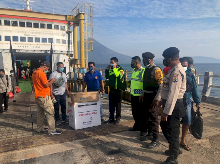 Petugas Kepolisian Dan TNI Kawal Ketat Distribusi Vaksin Untuk Kabupaten Lembata.