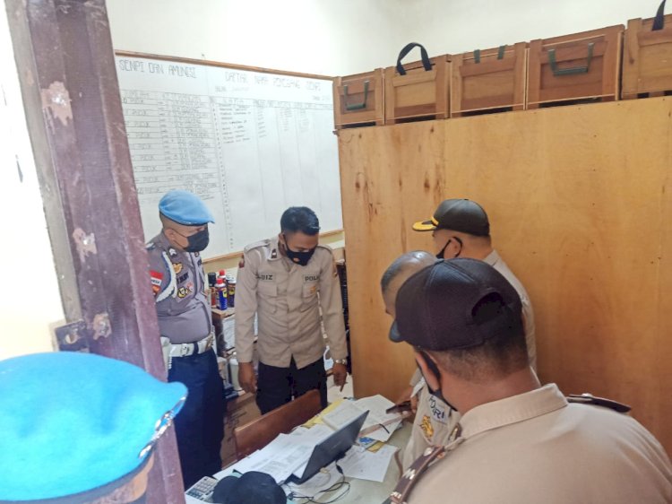 Waka Polres Lembata Lakukan Pemeriksaan Senpi beserta Amunisi dan Dokumen Pemegang Senpi di Polres Lembata.