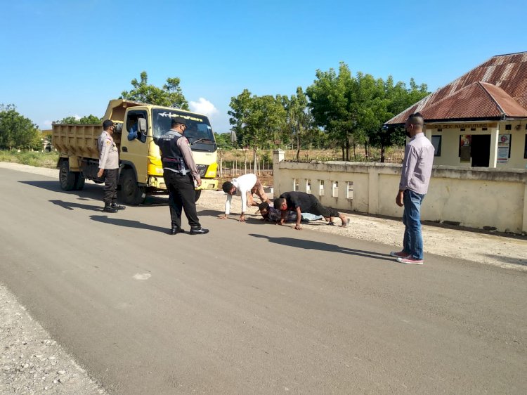 Kapolsek Nagawutung IPDA Akhmad A. Peuohaq, S. Pd., SH.   Himbau Masyarakat Terapkan Protkes Dalam Beraktivitas Dan Patuhi PPKM.