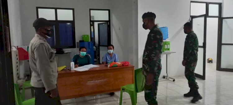 KA SPKT Polsek Omesuri Aipda Josef Bersama TNI Tingkatkan Patroli PPKM.